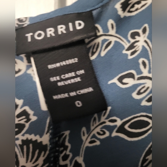 Torrid Plus Size 0 Blue Floral V-Neck Cold Shoulder Blouse - Picture 9 of 10